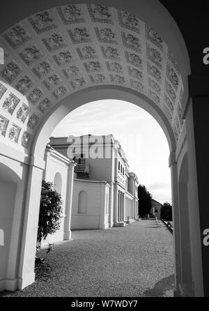 Arch im neu renovierten Gunnersbury Park und Museum auf der Gunnersbury Immobilien, einst im Besitz der Familie Rothschild, Gunnersbury, West London, Großbritannien Stockfoto