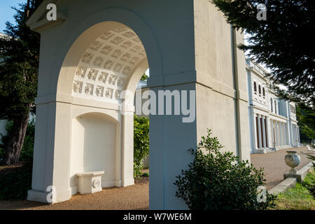 Arch im neu renovierten Gunnersbury Park und Museum auf der Gunnersbury Immobilien, einst im Besitz der Familie Rothschild, Gunnersbury, West London, Großbritannien Stockfoto