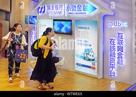 ---- Leute besuchen Sie den Stand der SPD-Bank (Shanghai Pudong Development Bank) während einer Ausstellung in Shanghai, China, 22. Juni 2016. Shanghai Pudong Stockfoto
