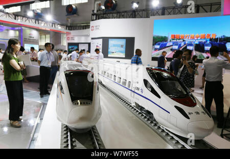 ---- Besucher Blick auf Modelleisenbahnen auf Anzeige am Stand von Crrc während der modernen Eisenbahn 2016 in Peking, China, 20. Juni 2016. Los Angeles zählen Stockfoto