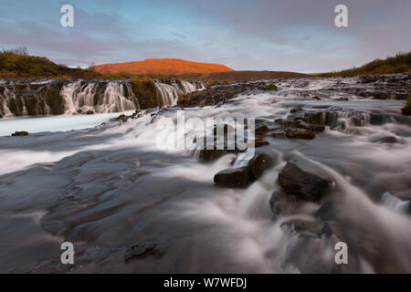 Bruarfoss Wasserfall bei Sonnenaufgang im Herbst, Island, September 2013. Stockfoto