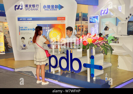 ---- Leute besuchen Sie den Stand der SPD-Bank (Shanghai Pudong Development Bank) während einer Ausstellung in Shanghai, China, 22. Juni 2016. Shanghai Pudong Stockfoto