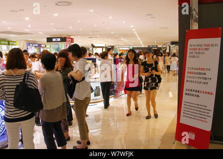 - - - - Kunden, von denen die meisten Chinesen, Shop mit einer Lotte Duty Free Shop in Seoul, Südkorea, 23. Juli 2012. Südkorea die Tourismusindustrie hat Stockfoto