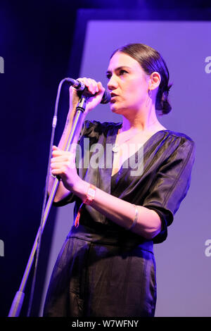 Nadine Shah beim WOMAD-Festival, Charlton Park, Großbritannien. Juli 27, 2019 Stockfoto