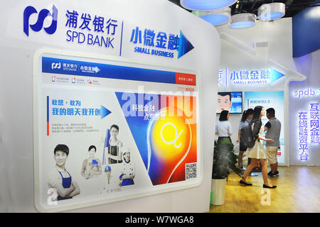 ---- Leute besuchen Sie den Stand der SPD-Bank (Shanghai Pudong Development Bank) während einer Ausstellung in Shanghai, China, 22. Juni 2016. Shanghai Pudong Stockfoto