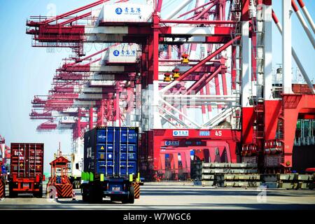 Lkw Transport Container im Ausland im Hafen von Qingdao in Qingdao Stadt geliefert werden, im Osten der chinesischen Provinz Shandong, 13. April 2017. Chinas exp Stockfoto