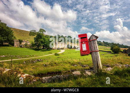 UK Landschaften: Atemberaubende Landschaft des malerischen roten Briefkasten an entfernten Yockenthwaite Weiler, Yorkshire Dales Stockfoto