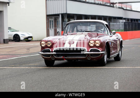 Peter James fährt sein 1962, Chevrolet Corvette in der Boxengasse das Qualifying der RAC Tourist Trophy für historische Fahrzeuge zu starten Stockfoto