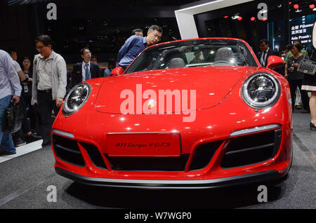 Ein Porsche 911 Targa 4 GTS Sport Auto ist auf dem Display während der 17. Internationalen Automobil- Ausstellung in Shanghai, die auch als Auto Shanghai bekannt Stockfoto