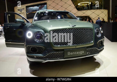 Ein Bentley Bentayga SUV ist auf dem Display während der 17. Internationalen Automobil- Ausstellung in Shanghai, die auch als Auto Shanghai 2017, in Shang bekannt Stockfoto