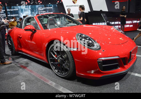 Ein Porsche 911 Targa 4 GTS Sport Auto ist auf dem Display während der 17. Internationalen Automobil- Ausstellung in Shanghai, die auch als Auto Shanghai bekannt Stockfoto