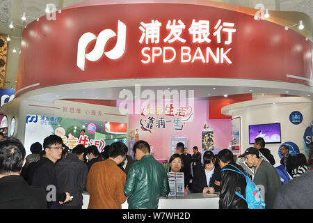 ---- Leute besuchen Sie den Stand der SPD (Shanghai Pudong Development Bank) während einer Ausstellung in Shanghai, China, 3. Dezember 2016. Touristen strömten Stockfoto