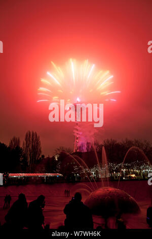 Space Needle mit roter Himmel während neue Jahre Feuerwerk, Seattle, Washington, USA, 1. Januar 2014. Stockfoto