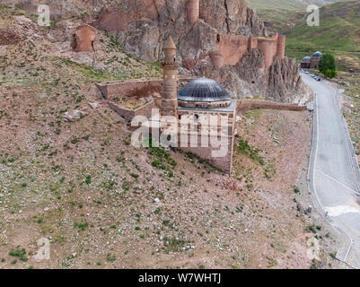 Luftaufnahme von Eski Bayezid Cami, Moschee in der Nähe von ishak Pasha Palace, Dogubayazit District. Türkei, Asien. Das Schloss und die Moschee von alten Beyazit Stockfoto