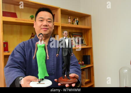 Chinesische Handwerker Jia Guanghui zeigt Ton Figuren der ehemalige US-Präsident Barack Obama, rechts, und seine Frau Michelle Obama in seinem Studio in Zhengzhou.
