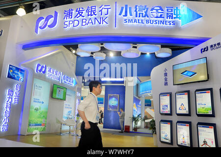 ---- Leute besuchen Sie den Stand der SPD-Bank (Shanghai Pudong Development Bank) während einer Ausstellung in Shanghai, China, 22. Juni 2016. Shanghai Pudong Stockfoto