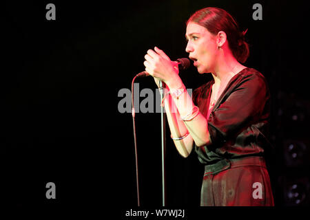 Nadine Shah beim WOMAD-Festival, Charlton Park, Großbritannien. Juli 27, 2019 Stockfoto