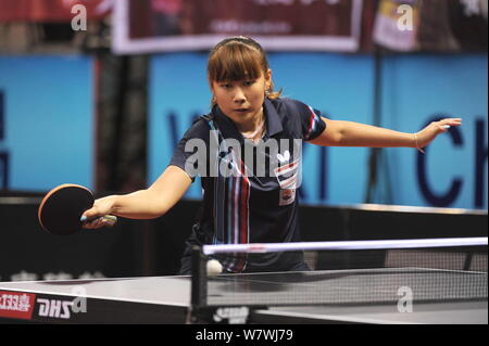 Khetkhuan Tamolwan von Thailand gibt einen Schuß zu Zhu Yuling von China im Einzel der Frauen der dritten Runde während der seamaster 23 ITTF-asiatischen Stockfoto