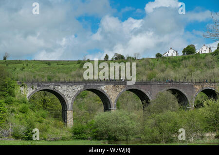 Wanderer und Radfahrer auf dem Monsal Viadukt, bekannt als der Monsal Trail, Peak District National Park, Derbyshire, England. Stockfoto