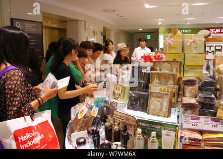 - - - - Kunden, von denen die meisten Chinesen, Shop mit einer Lotte Duty Free Shop in Seoul, Südkorea, 23. Juli 2012. Südkorea die Tourismusindustrie hat Stockfoto