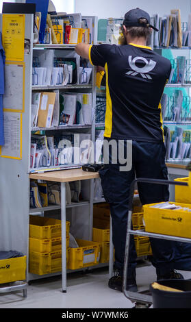 Wittenburg, Deutschland. 07 Aug, 2019. Briefträger sortieren die Sendungen für Ihre Touren zusammen im Paket Deutsche Post Lieferung. Credit: Jens Büttner/dpa-Zentralbild/ZB/dpa/Alamy leben Nachrichten Stockfoto