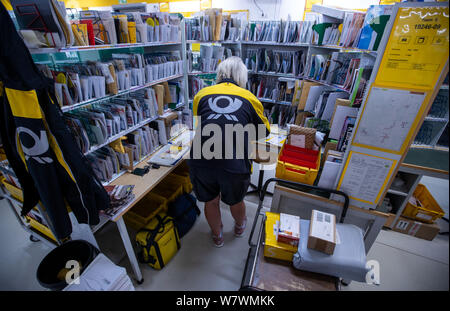 Wittenburg, Deutschland. 07 Aug, 2019. Briefträger sortieren Pakete und Sendungen für Ihre Touren zusammen mit der Deutschen Post Lieferung. Credit: Jens Büttner/dpa-Zentralbild/ZB/dpa/Alamy leben Nachrichten Stockfoto