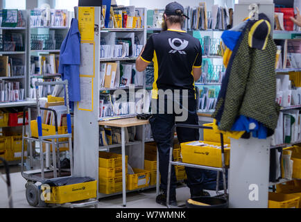 Wittenburg, Deutschland. 07 Aug, 2019. Briefträger sortieren die Sendungen für Ihre Touren zusammen im Paket Deutsche Post Lieferung. Credit: Jens Büttner/dpa-Zentralbild/ZB/dpa/Alamy leben Nachrichten Stockfoto