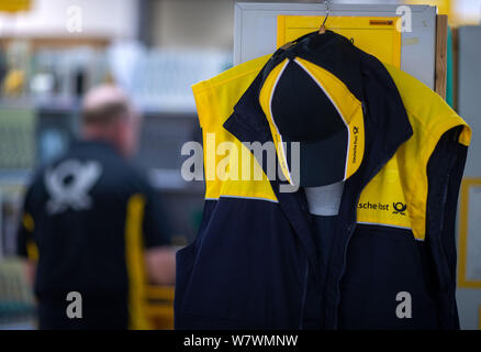 Wittenburg, Deutschland. 07 Aug, 2019. Briefträger sortieren die Sendungen für Ihre Touren zusammen im Paket Deutsche Post Lieferung. Credit: Jens Büttner/dpa-Zentralbild/ZB/dpa/Alamy leben Nachrichten Stockfoto