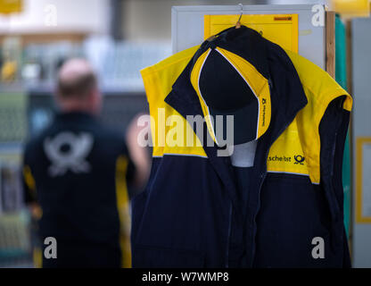 Wittenburg, Deutschland. 07 Aug, 2019. Briefträger sortieren die Sendungen für Ihre Touren zusammen im Paket Deutsche Post Lieferung. Credit: Jens Büttner/dpa-Zentralbild/ZB/dpa/Alamy leben Nachrichten Stockfoto