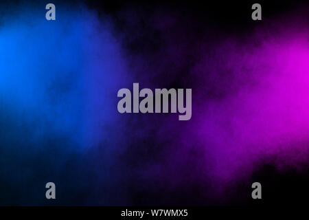 Rosa Blau Pulver Explosion auf schwarzen Hintergrund. Rosa Blau Staub splash Cloud auf dunklem Hintergrund. Stockfoto