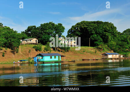 Boca do Mamiraua Dorf, ein typisches Dorf der Riverside Menschen des Amazonas, Mamiraua Nachhaltige Entwicklung finden, in der Nähe von Alvaraes Stadt, Amazonas, nördlichen Brasilien, November 2012. Stockfoto