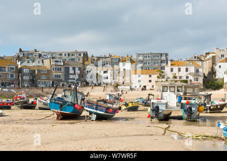 Kleine Küstenfischerei Schiffe vor Anker auf tidal Sands von St Ives Hafen. St Ives, Cornwall, England, Vereinigtes Königreich Stockfoto