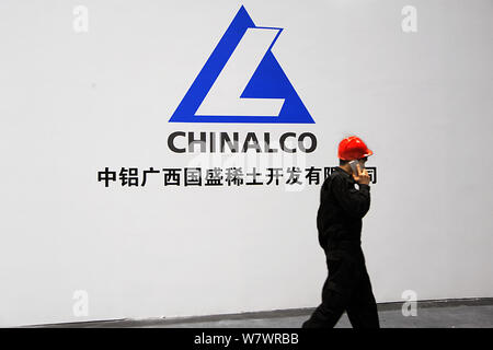 ---- Ein Besucher an der Stand von Chinalco (Aluminium Corporation of China), die Muttergesellschaft von Chalco (Aluminium Corporation of China Limited), Stockfoto