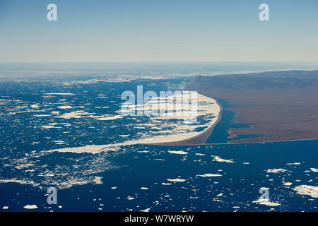 Luftaufnahme von Wrangel Insel Küste mit Packeis, fernöstlichen Russland, August 2010. Stockfoto
