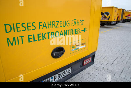 Wittenburg, Deutschland. 07 Aug, 2019. Die elektrisch angetriebenen treetscooter' Paket Transporter sind im Innenhof des Deutsche Post Lieferung Base entfernt. Der 14.300 Fahrzeuge durch die Deutsche Post in Deutschland betrieben, rund 9.000 sind elektrisch Lieferwagen mit Strom versorgt. Neben der "treetscooter', 3.000 e-bikes sind auch in Verwendung. Credit: Jens Büttner/dpa-Zentralbild/ZB/dpa/Alamy leben Nachrichten Stockfoto