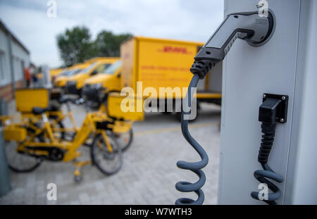 Wittenburg, Deutschland. 07 Aug, 2019. Die elektrisch angetriebenen treetscooter' Paket Transporter sind im Innenhof des Deutsche Post Lieferung Base entfernt. Der 14.300 Fahrzeuge durch die Deutsche Post in Deutschland betrieben, rund 9.000 sind elektrisch Lieferwagen mit Strom versorgt. Neben der "treetscooter', 3.000 e-bikes sind auch in Verwendung. Credit: Jens Büttner/dpa-Zentralbild/ZB/dpa/Alamy leben Nachrichten Stockfoto
