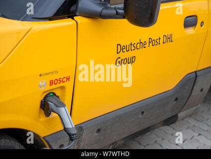 Wittenburg, Deutschland. 07 Aug, 2019. Die elektrisch angetriebenen treetscooter' Paket Transporter sind im Innenhof des Deutsche Post Lieferung Base entfernt. Der 14.300 Fahrzeuge durch die Deutsche Post in Deutschland betrieben, rund 9.000 sind elektrisch Lieferwagen mit Strom versorgt. Neben der "treetscooter', 3.000 e-bikes sind auch in Verwendung. Credit: Jens Büttner/dpa-Zentralbild/ZB/dpa/Alamy leben Nachrichten Stockfoto
