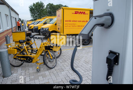 Wittenburg, Deutschland. 07 Aug, 2019. Die elektrisch angetriebenen treetscooter' Paket Transporter sind im Innenhof des Deutsche Post Lieferung Base entfernt. Der 14.300 Fahrzeuge durch die Deutsche Post in Deutschland betrieben, rund 9.000 sind elektrisch Lieferwagen mit Strom versorgt. Neben der "treetscooter', 3.000 e-bikes sind auch in Verwendung. Credit: Jens Büttner/dpa-Zentralbild/ZB/dpa/Alamy leben Nachrichten Stockfoto
