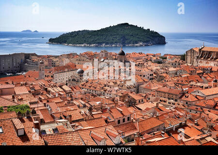 Dubrovnik, Kroatien. 15 Juni, 2019. Panoramablick über die Dächer der Altstadt innerhalb der Festungsmauer. Die etwa zwei Kilometer lange Mauer ist zwischen drei und sechs Meter breite über die gesamte Länge und ist ein Wahrzeichen der Stadt. Im Hintergrund können Sie die Insel Lokrum, wo Teile der Reihe "Spiel der Throne' erschossen wurden. Credit: Soeren Stache/dpa-Zentralbild/ZB/dpa/Alamy leben Nachrichten Stockfoto