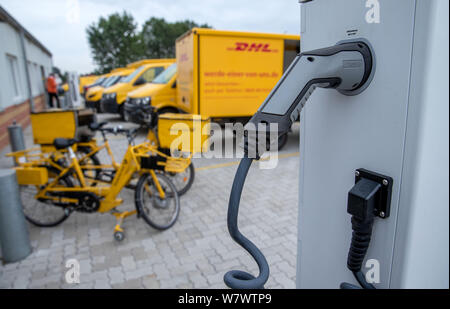 Wittenburg, Deutschland. 07 Aug, 2019. Die elektrisch angetriebenen treetscooter' Paket Transporter sind im Innenhof des Deutsche Post Lieferung Base entfernt. Der 14.300 Fahrzeuge durch die Deutsche Post in Deutschland betrieben, rund 9.000 sind elektrisch Lieferwagen mit Strom versorgt. Neben der "treetscooter', 3.000 e-bikes sind auch in Verwendung. Credit: Jens Büttner/dpa-Zentralbild/ZB/dpa/Alamy leben Nachrichten Stockfoto