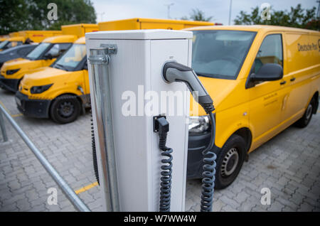 Wittenburg, Deutschland. 07 Aug, 2019. Die elektrisch angetriebenen treetscooter' Paket Transporter sind im Innenhof des Deutsche Post Lieferung Base entfernt. Der 14.300 Fahrzeuge durch die Deutsche Post in Deutschland betrieben, rund 9.000 sind elektrisch Lieferwagen mit Strom versorgt. Neben der "treetscooter', 3.000 e-bikes sind auch in Verwendung. Credit: Jens Büttner/dpa-Zentralbild/ZB/dpa/Alamy leben Nachrichten Stockfoto