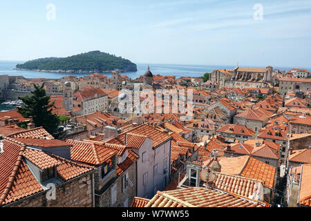 Dubrovnik, Kroatien. 15 Juni, 2019. Panoramablick über die Dächer der Altstadt innerhalb der Festungsmauer. Die etwa zwei Kilometer lange Mauer ist zwischen drei und sechs Meter breite über die gesamte Länge und ist ein Wahrzeichen der Stadt. Im Hintergrund können Sie die Insel Lokrum, wo Teile der Reihe "Spiel der Throne' erschossen wurden. Credit: Soeren Stache/dpa-Zentralbild/ZB/dpa/Alamy leben Nachrichten Stockfoto