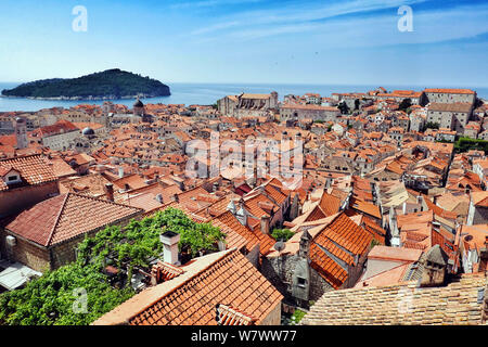 Dubrovnik, Kroatien. 15 Juni, 2019. Panoramablick über die Dächer der Altstadt innerhalb der Festungsmauer. Die etwa zwei Kilometer lange Mauer ist zwischen drei und sechs Meter breite über die gesamte Länge und ist ein Wahrzeichen der Stadt. Im Hintergrund können Sie die Insel Lokrum, wo Teile der Reihe "Spiel der Throne' erschossen wurden. Credit: Soeren Stache/dpa-Zentralbild/ZB/dpa/Alamy leben Nachrichten Stockfoto