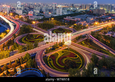 Nachtansicht der Kreuzungen von erhöhten Schnellstraßen in Peking, China, 22. April 2016. Stockfoto