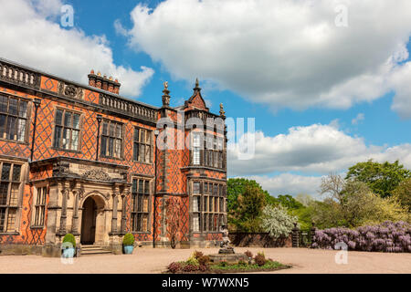 Historischen englischen Herrenhaus in rotem Backstein gebaut und den umliegenden Park. Stockfoto