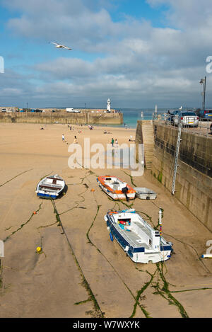 Kleine Fischerboote vertäut auf tidal Sands von St Ives Hafen. St Ives, Cornwall, England, Vereinigtes Königreich Stockfoto