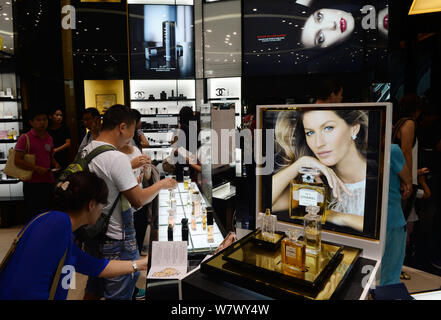 ------ Kunden an einer Boutique Chanel in einem Duty-free-Shopping Mall in Sanya City, South China Hainan Provinz, 30. November 2014. Offshore Stockfoto