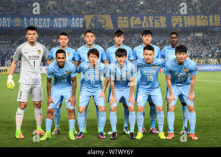 Spieler der Startaufstellung der chinesischen Jiangsu Suning Pose vor konkurrierenden gegen Südkorea Jeju einig in ihrer Gruppe H Gleichen während der 20. Stockfoto