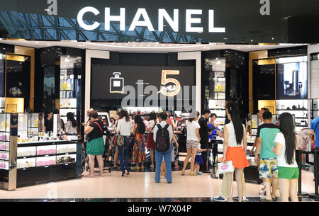 ------ Kunden an einer Boutique Chanel in einem Duty-free-Shopping Mall in Sanya City, South China Hainan Provinz, 30. November 2014. Offshore Stockfoto