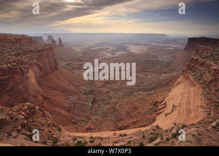 Blick von der gebogenen Rand des Plateaus, Insel im Himmel abschnitt, Canyonlands National Park, Utah, Colorado Plateau, April 2010. Stockfoto